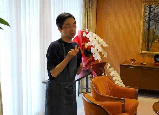 知事公舎に入居した熊本県の木村敬知事。隣接する知事公邸にはコチョウランの鉢植え2鉢が置かれていた＝5月18日（嶋田昇平）