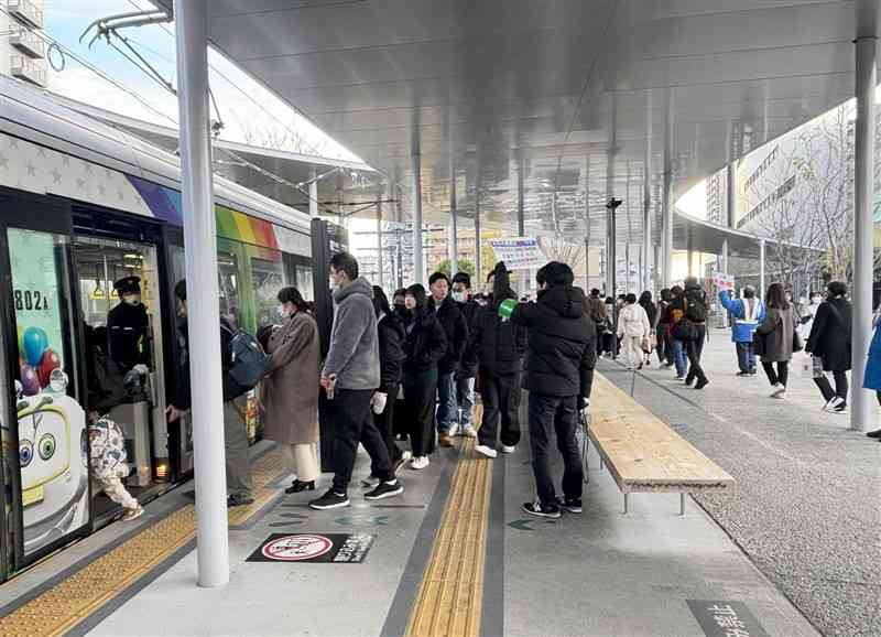 熊本市が実施した「バス・電車無料の日」に、多くの乗降客で混み合う熊本駅前電停＝2023年12月23日、同市西区