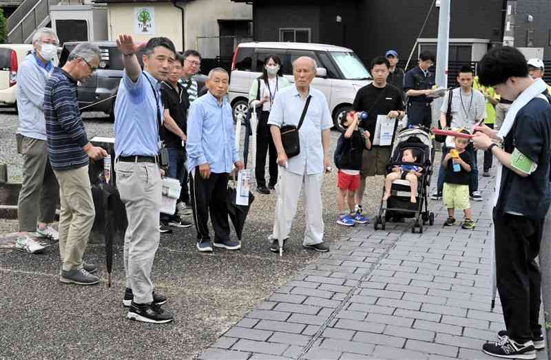 まち歩きをしながら避難ルートの危険箇所を確認する参加者＝9日、山鹿市