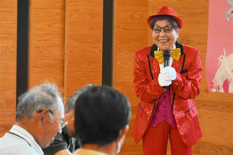 100回目の公演で、笑いを誘う宮川幸代さん＝8日、山鹿市