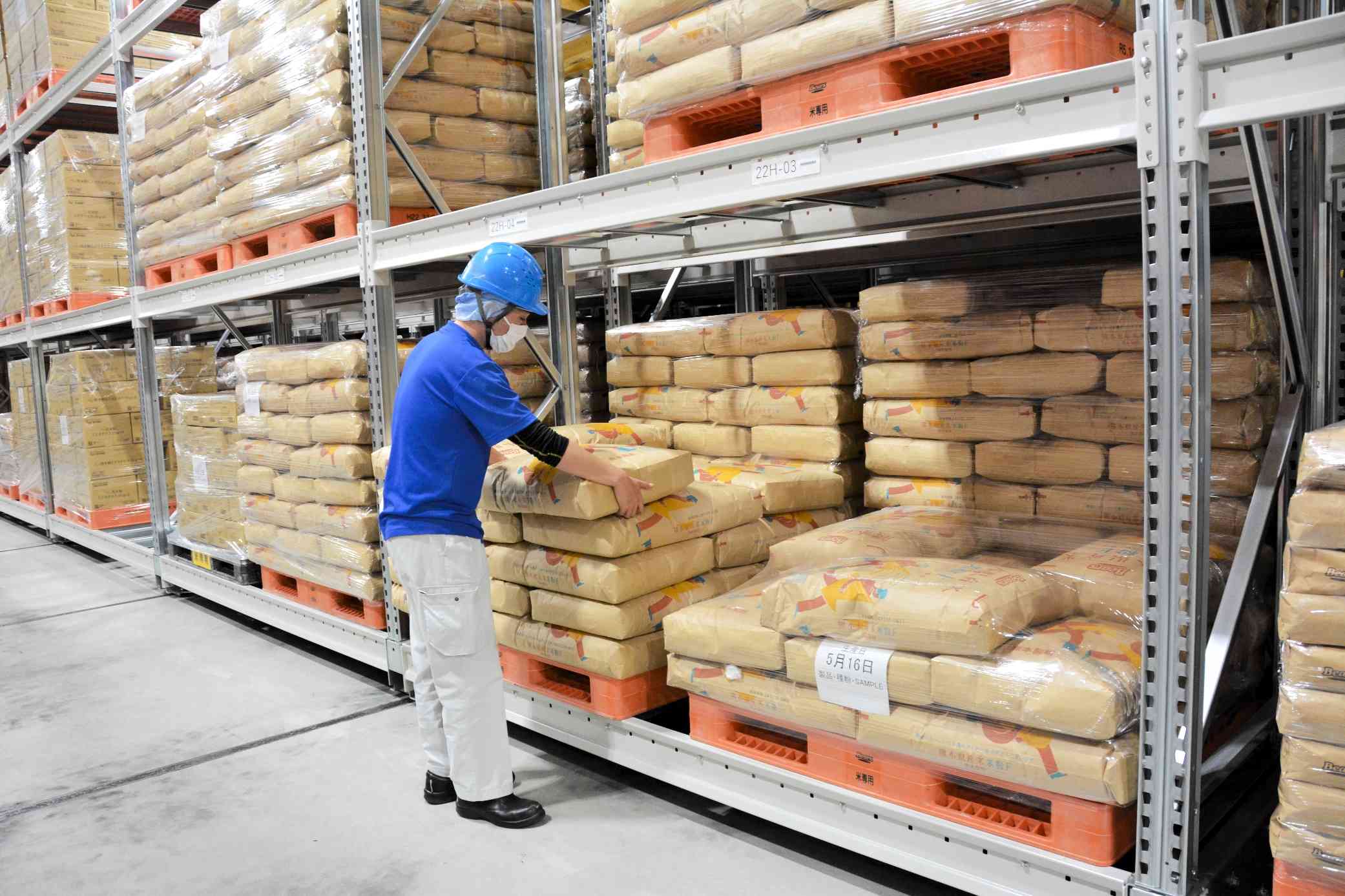 熊本製粉の米粉製品の保管倉庫。業務用と家庭用に約40種を製造しており、販売量は伸びているという＝熊本市西区