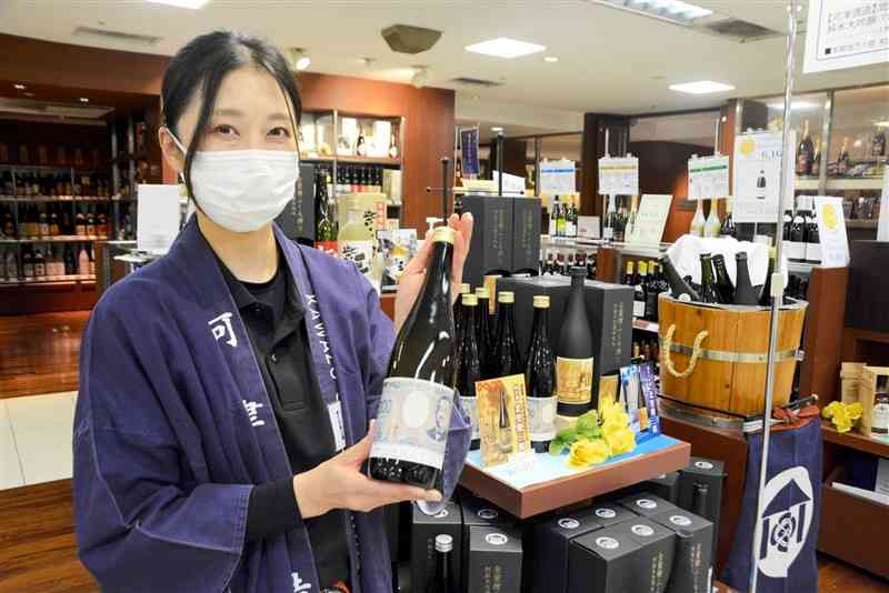 「父の日」のプレゼントとして、鶴屋百貨店で注目を集めている純米酒「北里柴三郎」。新千円札を模したラベルが貼られている＝12日、熊本市中央区