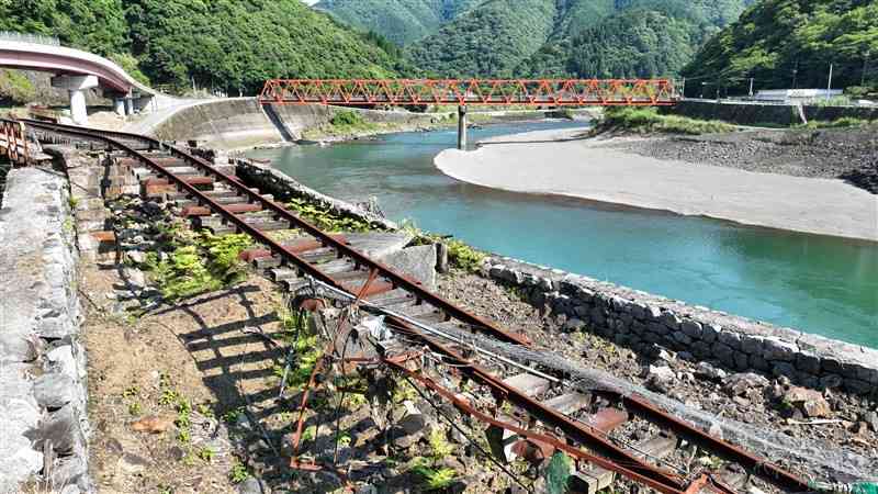 2020年7月豪雨で壊れたままのJR肥薩線の線路＝13日、八代市坂本町（ドローン撮影、谷川剛）