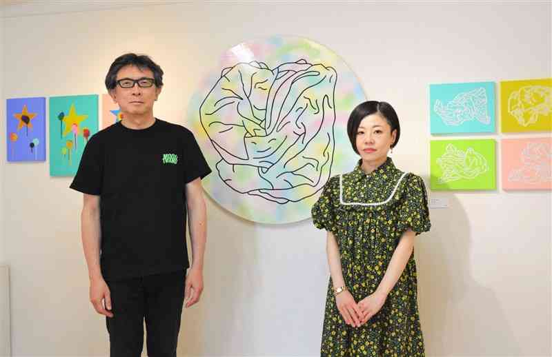 曲者展に出品している（左から）鈴木淳さんと佐野直さん＝14日、熊本市東区