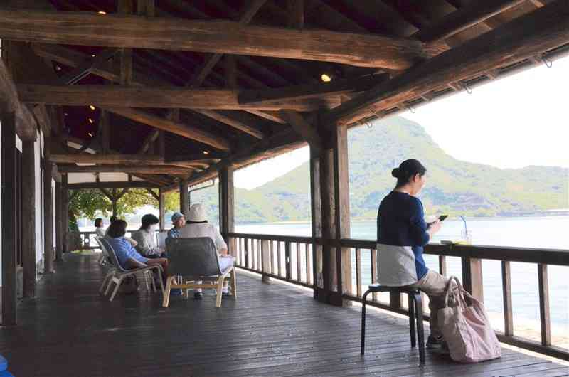 テラス席から有明海の眺望が楽しめるカフェ「アマテラス珈琲」＝14日、宇城市
