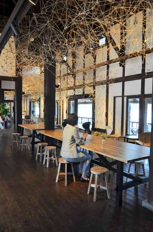 レトロな雰囲気の「旧三角海運倉庫」にオープンしたカフェ「アマテラス珈琲」＝14日、宇城市