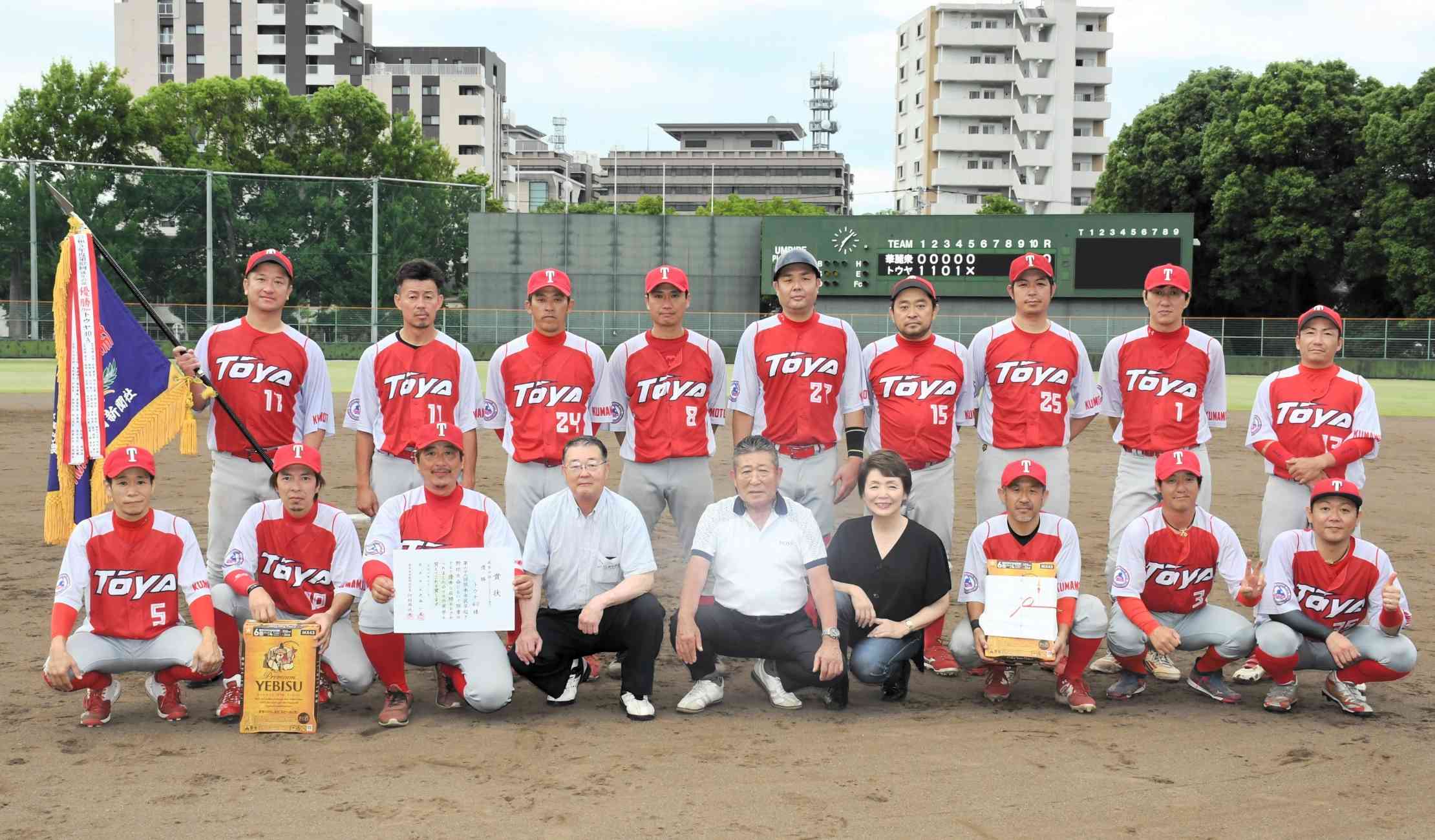 成年の部チャンピオンシップ部門で優勝したトウヤ40＝15日、熊本市中央区
