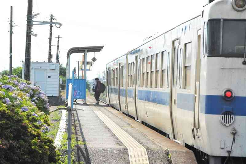 宇土駅と三角駅間を運行するJR九州の三角線＝14日、宇土市