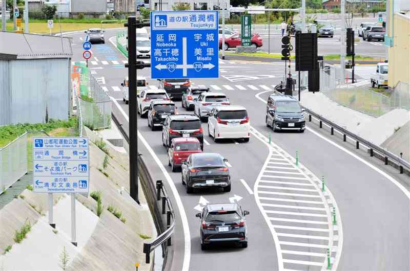 観光客らの車が行き交う山都通潤橋IC＝15日、山都町