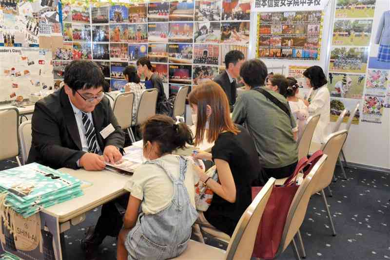 「県模試　私立中学入試説明会」で、教員らから学校の魅力を聞く参加者＝16日、益城町