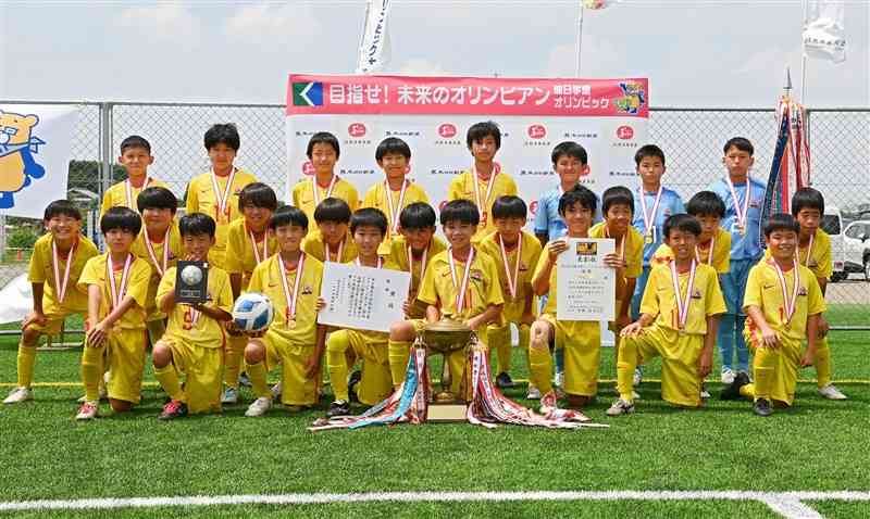 優勝したブレイズ熊本J＝熊本県フットボールセンター（石本智）