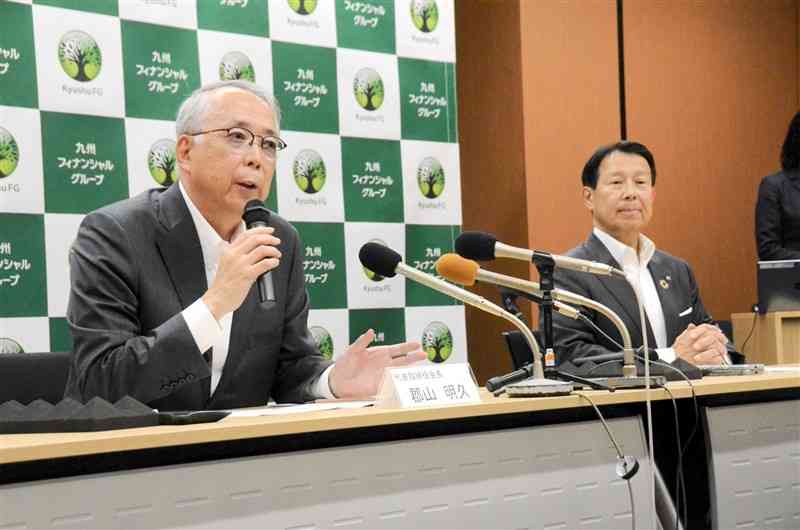 株主総会後に記者会見し、抱負を語る九州フィナンシャルグループの郡山明久会長（左）と笠原慶久社長＝17日、鹿児島市