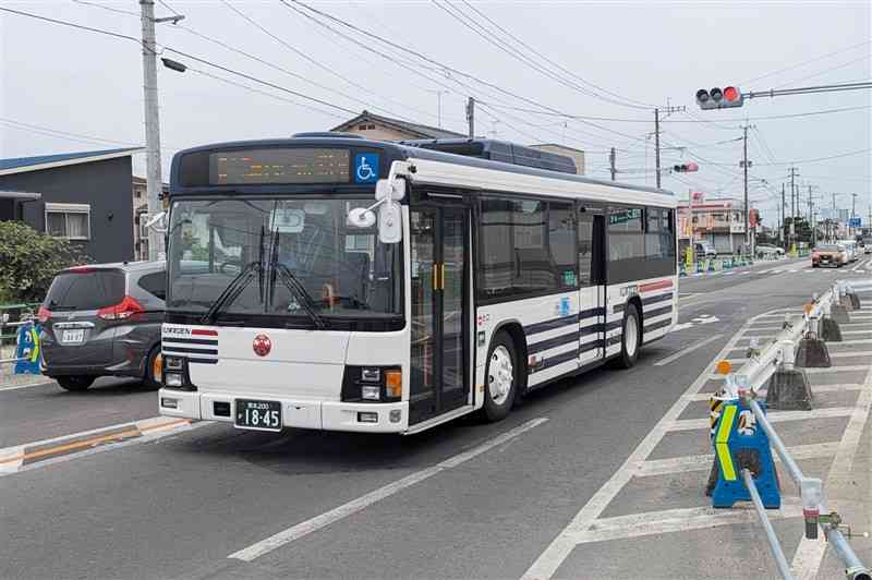 10年ぶりに路線バス事業が営業黒字となった熊本電気鉄道の車両＝17日、合志市