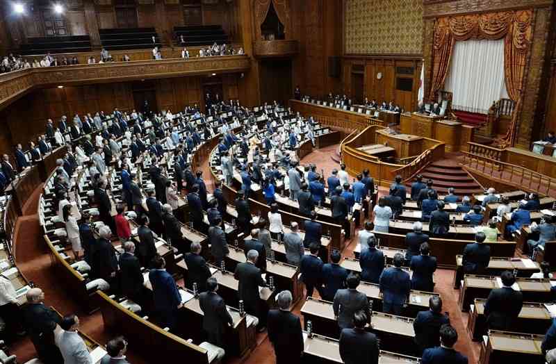 改正政治資金規正法が可決、成立した参院本会議＝19日午前