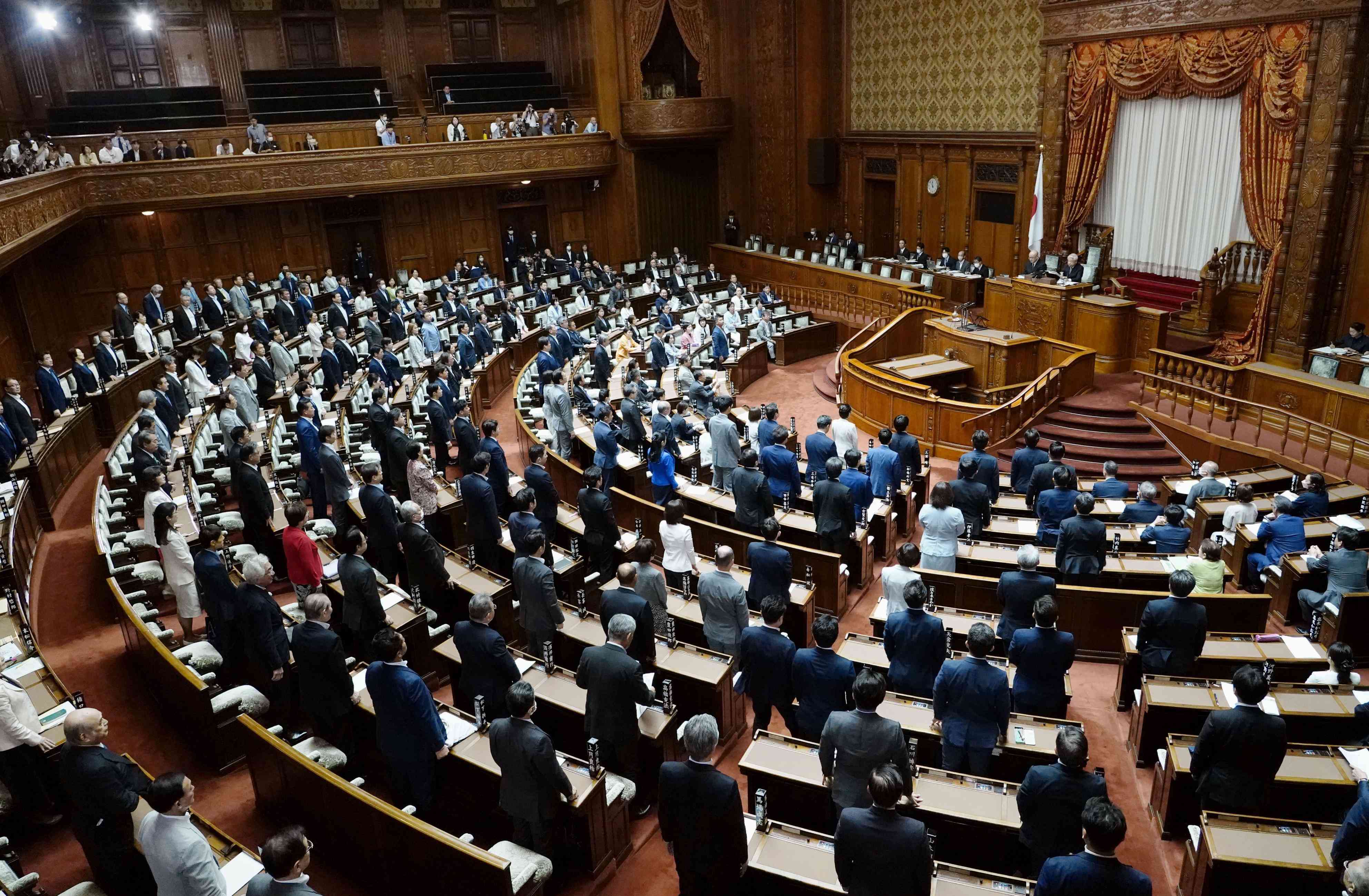 改正政治資金規正法が可決、成立した参院本会議＝19日午前