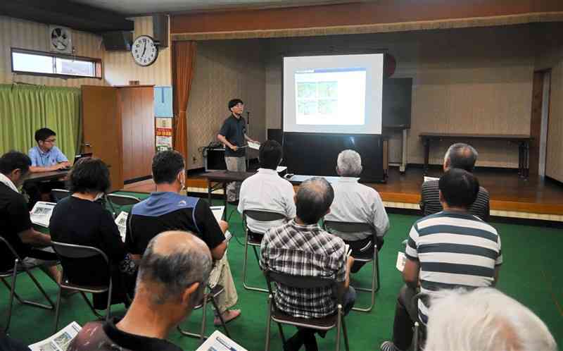 熊本県が住民向けに開いた「遊水機能を有する土地」に関する説明会＝18日、あさぎり町