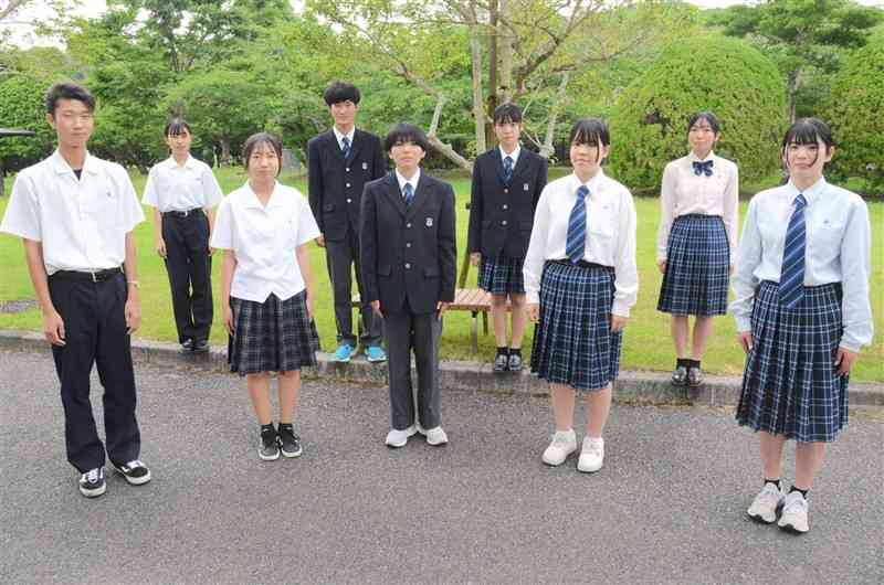 3色のシャツなどバリエーション豊富な上天草高の制服