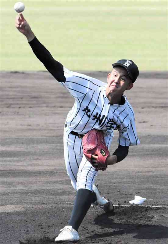 NHK旗決勝で先発した九州学院の小松空之恭＝リブワーク藤崎台