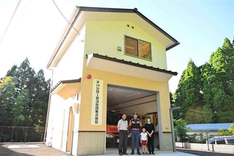 熊本地震で被災し、建て替えられた南阿蘇村消防団の乙ケ瀬区の詰め所＝18日、同村