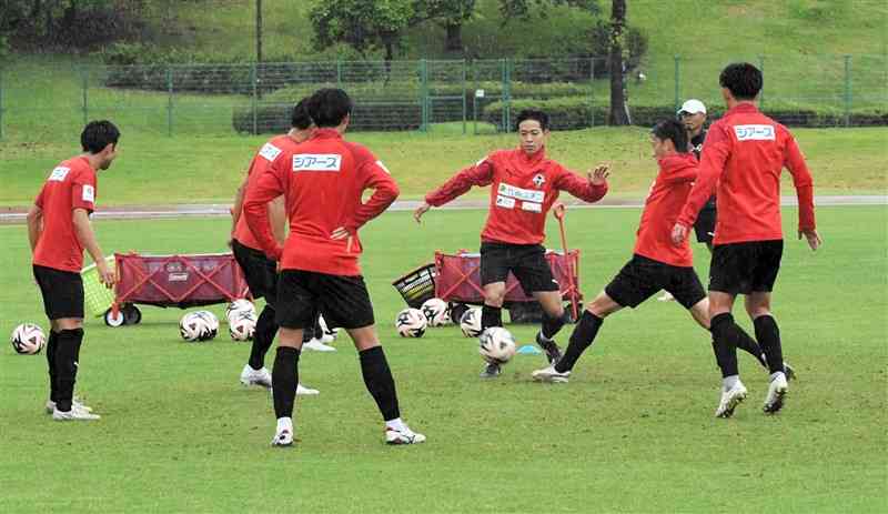 横浜FC戦に向けて調整するロアッソ熊本の選手たち＝県民総合運動公園補助競技場