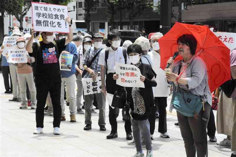 熊本市役所前で庁舎建て替え中止を訴える市民ら＝21日、熊本市中央区