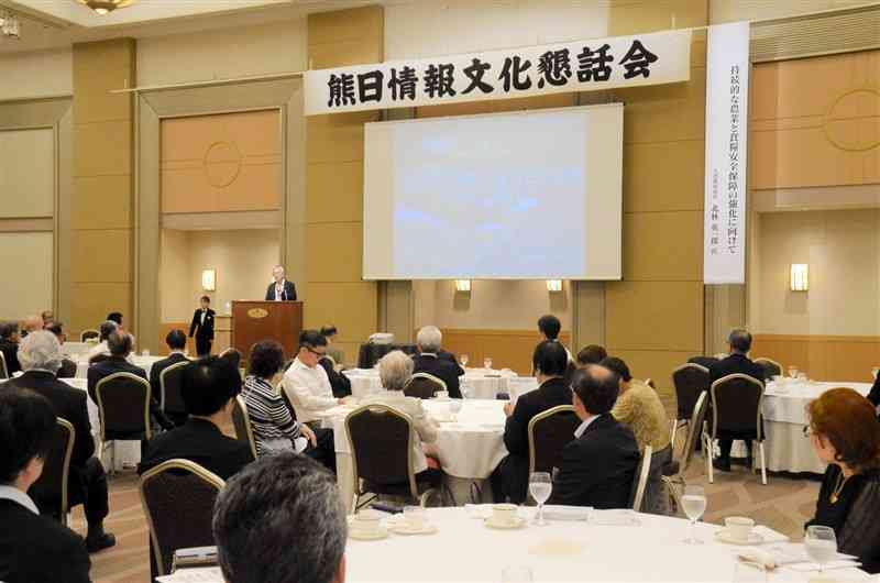 九州農政局の北林英一郎局長が講演した熊日情報文化懇話会の6月例会＝21日、熊本市中央区