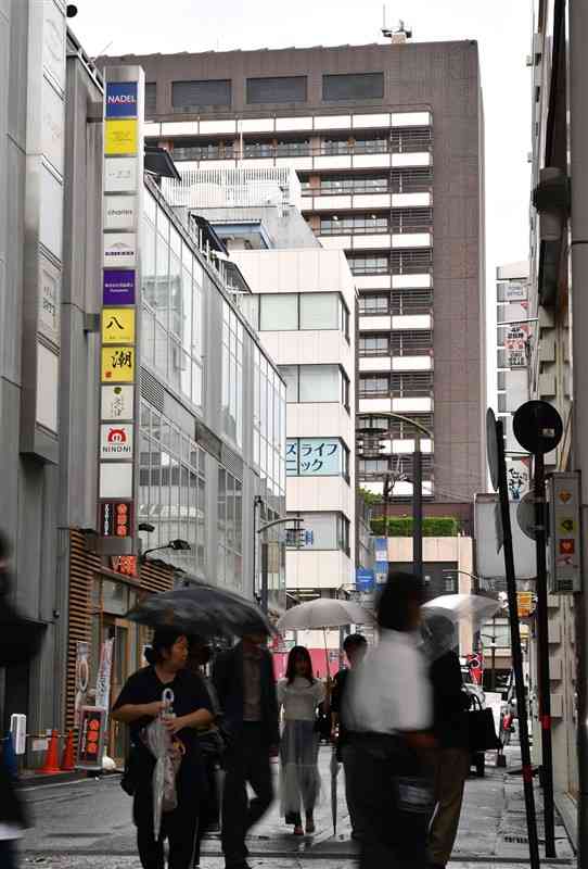 中心市街地の下通アーケードを歩く熊本市民ら。中央奥の高層の建物は熊本市役所＝24日、熊本市中央区（上杉勇太）