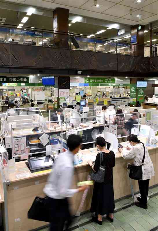 熊本市役所本庁舎の1～3階にある中央区役所＝24日、熊本市中央区（上杉勇太）