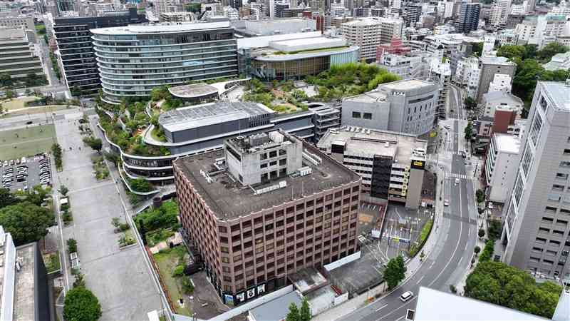 熊本市が市役所本庁舎の移転、建て替え候補地としたNTT西日本「桜町ビル」（中央下）。奥は「サクラマチ　クマモト」＝6月15日、熊本市中央区