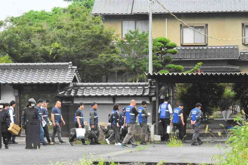 暴力団幹部の詐欺容疑で家宅捜索に入る捜査員ら＝25日、熊本市北区