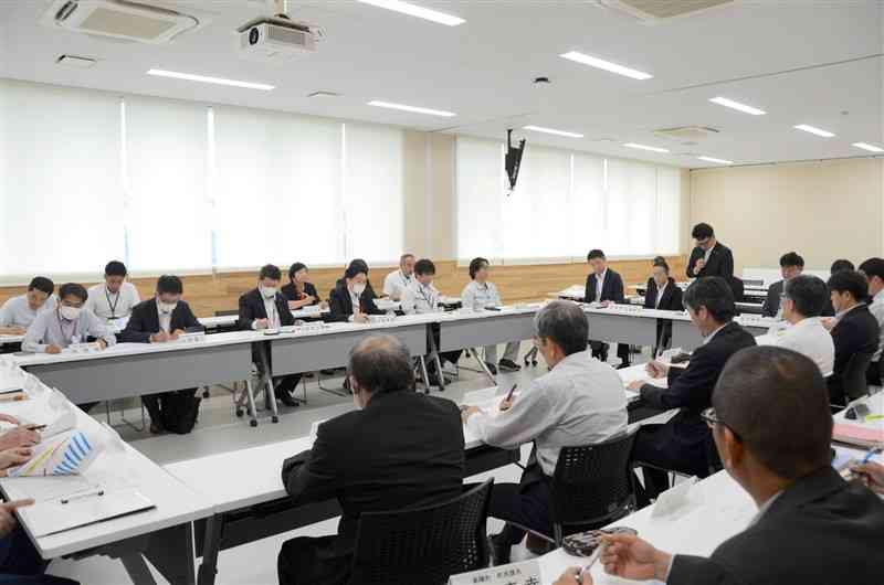 町内在住の外国人が千人を超えたことなどが報告された町多文化共生連絡会議＝25日、菊陽町