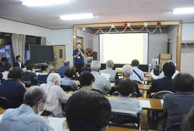 国土交通省の職員らが大柿地区の遊水地計画の現状などを報告した住民説明会＝24日、人吉市