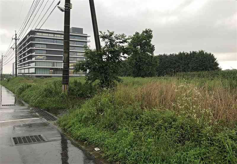 TSMCが敷地の造成工事を始めた熊本第2工場の建設地。左奥は、2月に開所した第1工場＝25日、菊陽町