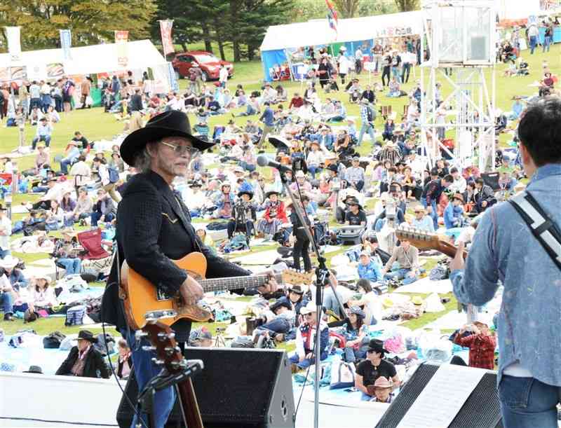 最後のカントリーゴールドで演奏するチャーリー永谷さん＝2019年10月、南阿蘇村（山下友吾）