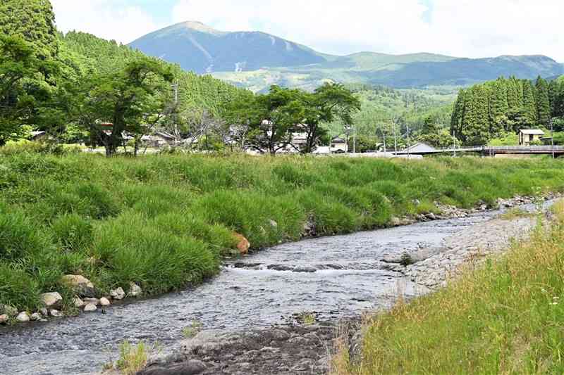 北里柴三郎の生誕地を流れる北里川。涌蓋山を望む風景が美しい＝6月、小国町