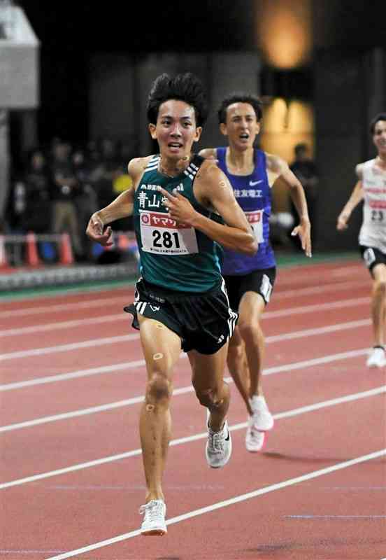 【男子5000メートル】4位に入った鶴川正也（281、青学大）＝新潟市・デンカビッグスワンスタジアム