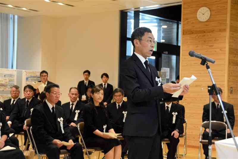 熊本豪雨の犠牲者追悼式で式辞を述べる松岡隼人・人吉市長＝30日、人吉市