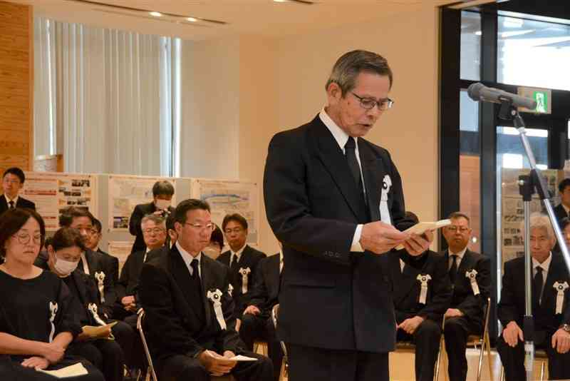 熊本豪雨の犠牲者追悼式で言葉を述べる丸尾喜世人さん＝30日、人吉市