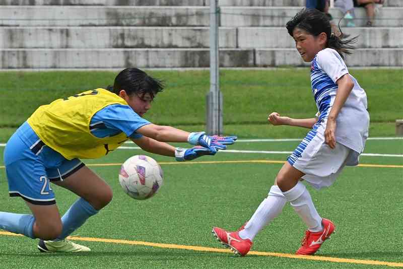 【嘉島セレシアFC－MELSA熊本FCボニータ】後半、決勝ゴールを決める嘉島セレシアFCの古閑（右）＝熊本甲佐総合運動公園（上杉勇太）