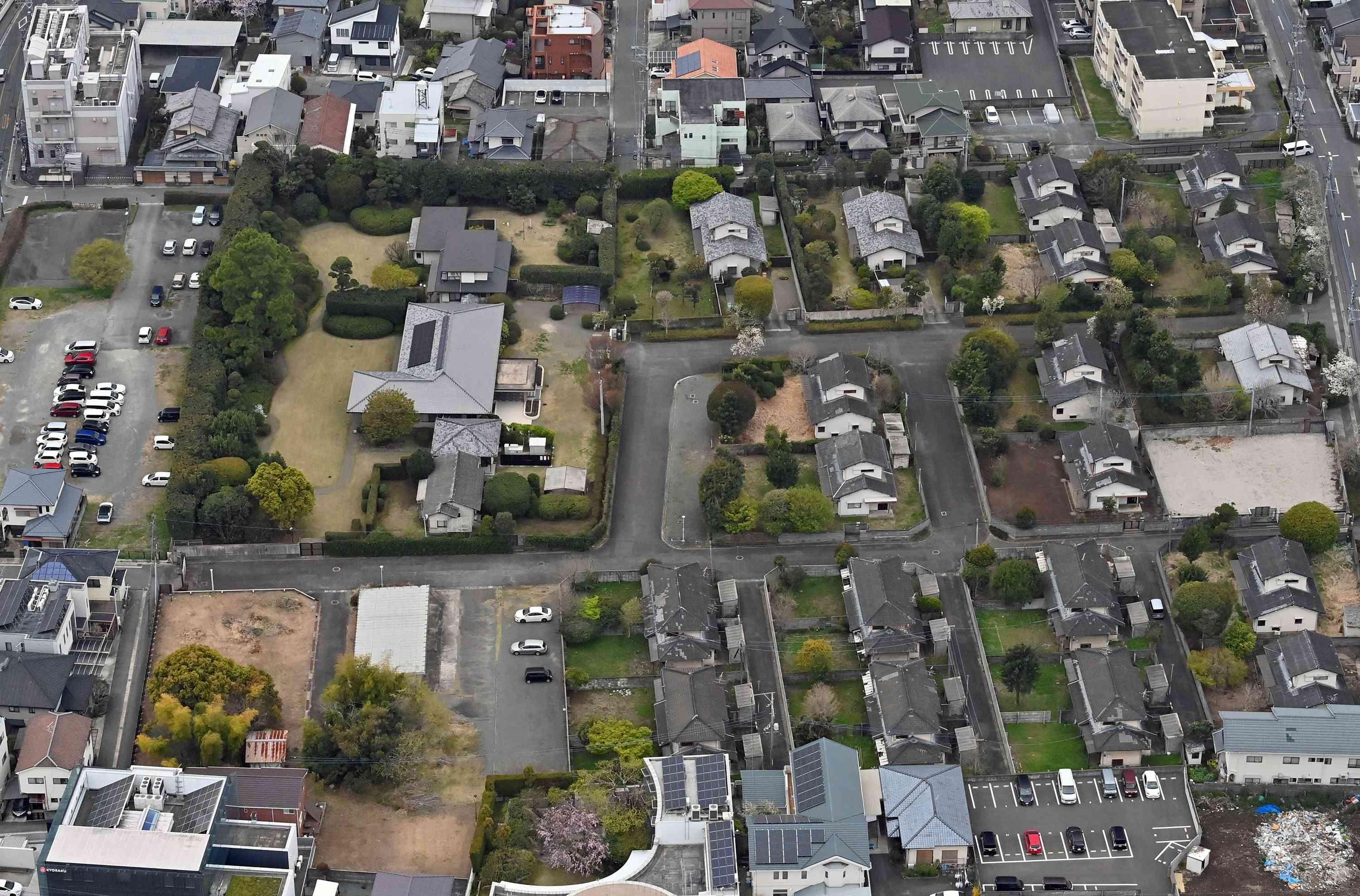 県幹部宿舎が集まる「水前寺2丁目宿舎」。中央左の大きな建物が知事公邸（2022年3月）