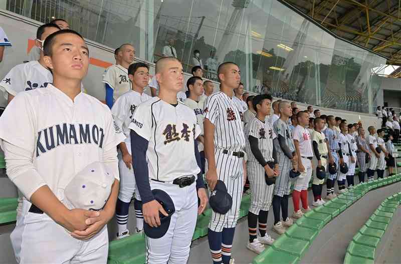 昨年7月の全国高校野球選手権熊本大会の開会式に臨む各チームの主将＝リブワーク藤崎台球場