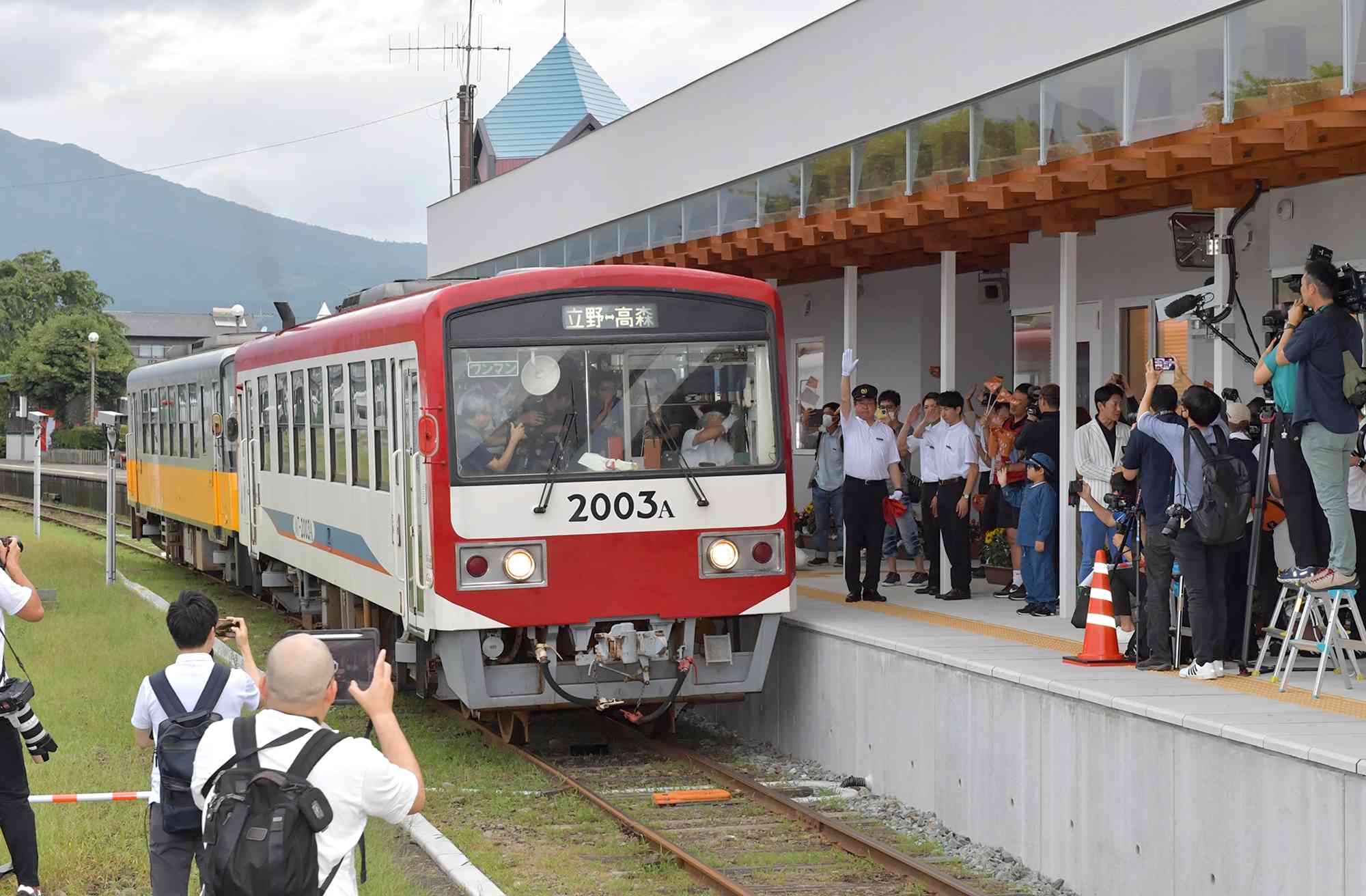 全線再開し、立野駅へ向けて高森駅を出発する南阿蘇鉄道の始発便（2023年7月15日）