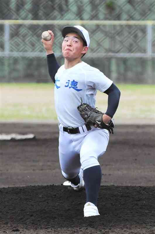 文徳のエースに成長した玉井隆裕＝熊本市北区