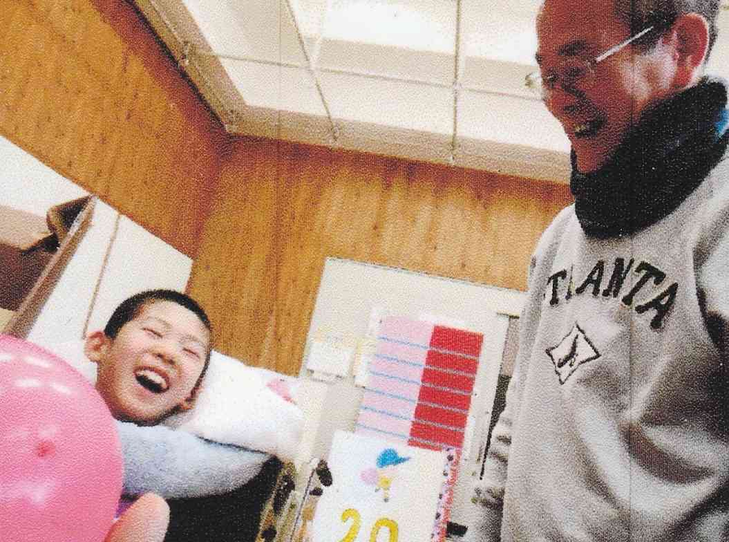 笑顔の出口敬昌君（左）と筆者