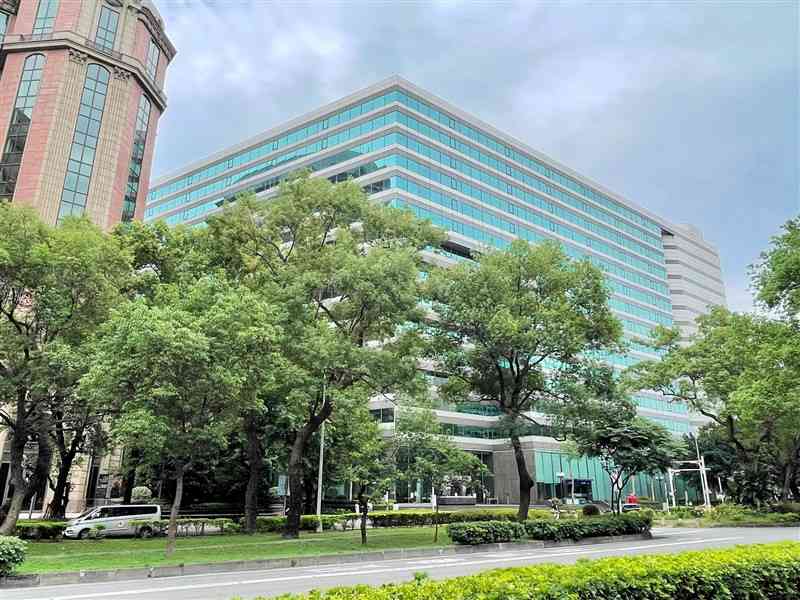 肥後銀行の台北駐在員事務所が入る建物（中央）。台北松山空港に近い金融街にある＝台湾・台北市（同事務所提供）