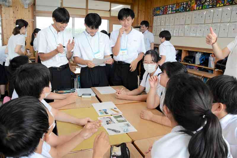 和製英語の正しい言葉を当てるクイズをする児童生徒たち＝6月25日、熊本市北区