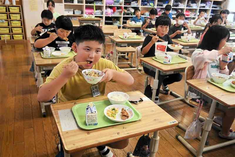 メンマを具材にしたラーメン風スープを食べる児童たち＝6月27日、多良木町