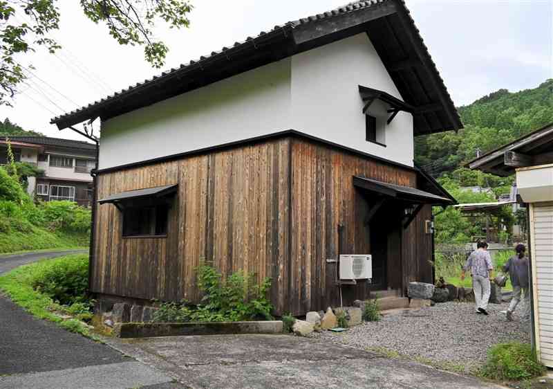 柴三郎が預けられていた旧加藤家の蔵＝6月24日、大分県玖珠町