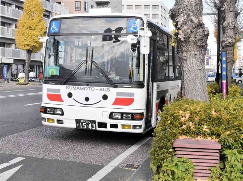 慢性的な運転手不足を受け、学生の夏休み期間の減便を決めた熊本バスの車両＝熊本市中央区