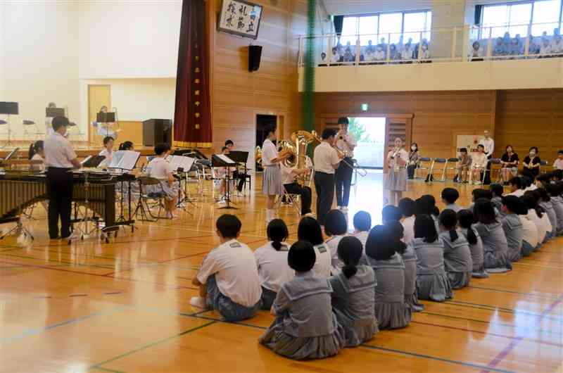 本渡中の生徒（右）を前に、力強い演奏を披露する台北市立興雅国民中の生徒＝1日、天草市